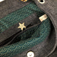 Le sac Hobo en lin bleu et anse en cuir fauve ou marron, la poche intérieure zippée.