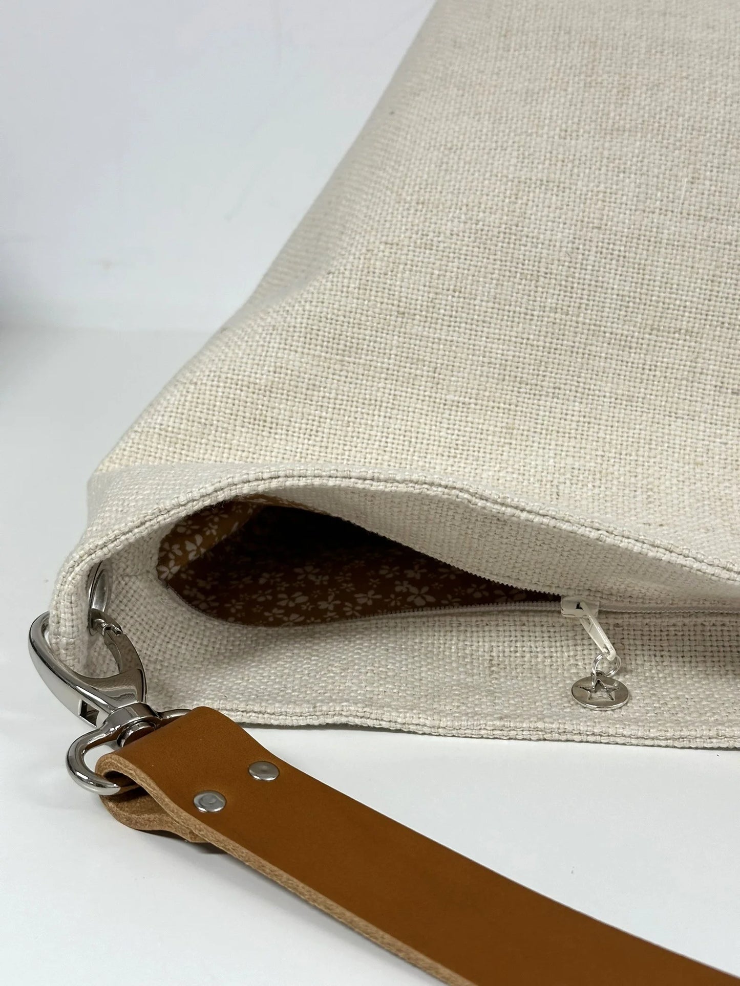 Le sac hobo en lin ivoire avec fermeture éclair.