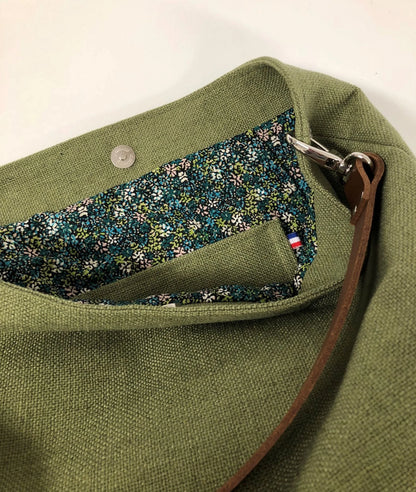 La deuxième poche intérieure du sac hobo en lin vert kaki et son anse en cuir marron amovible.