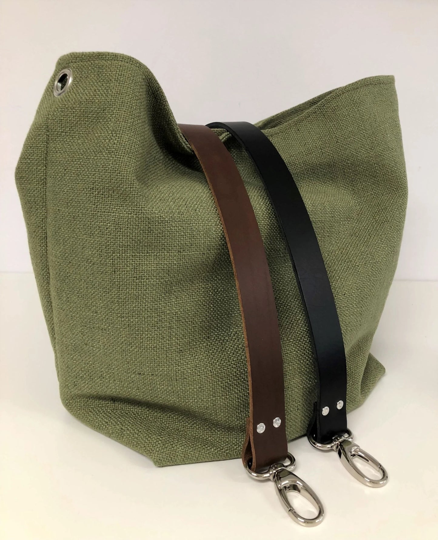 Le sac hobo en lin vert kaki et son anse en cuir marron ou noir,  amovible