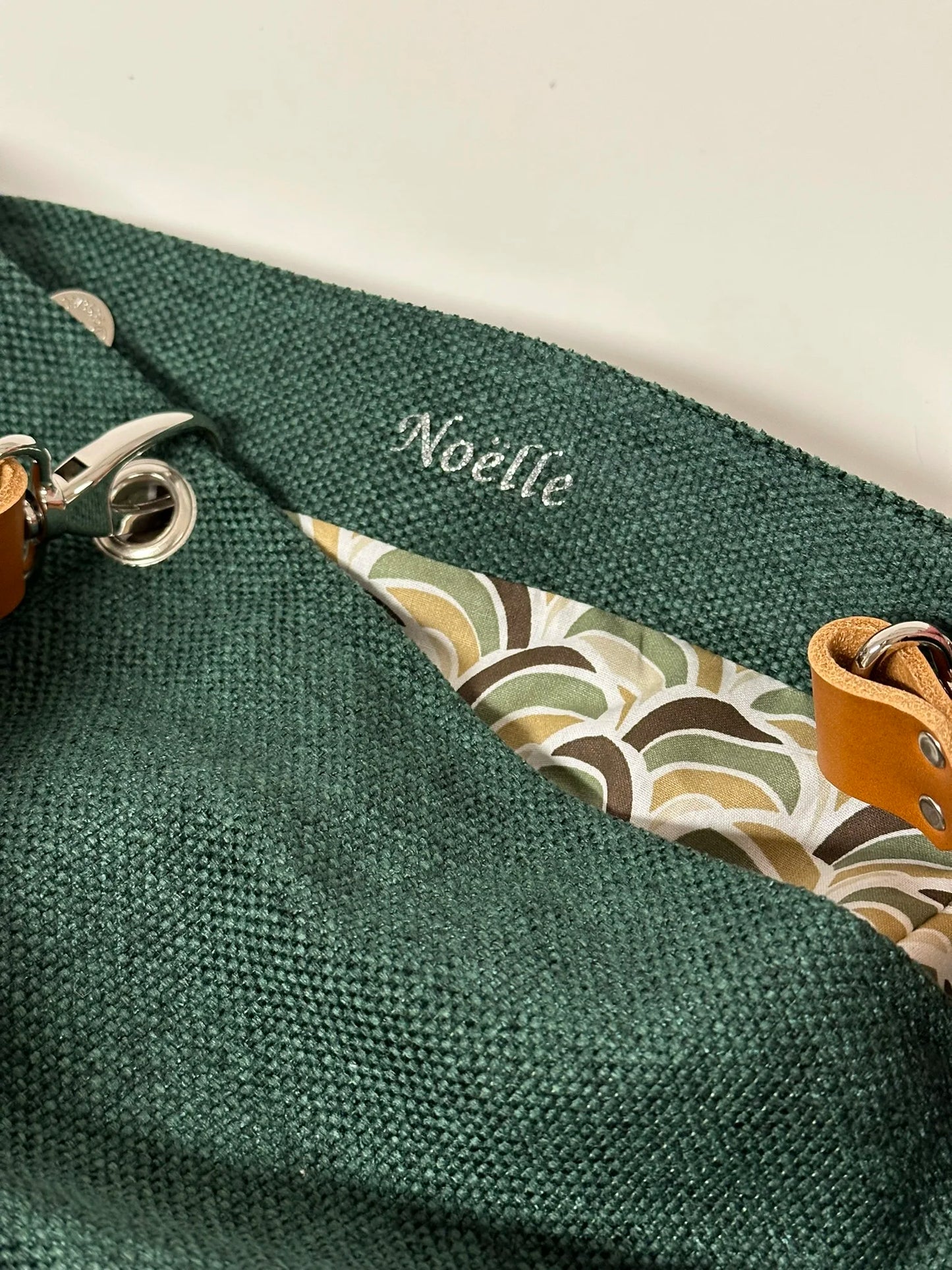 Exemple de personnalisation intérieure du sac hobo en toile vert foret.