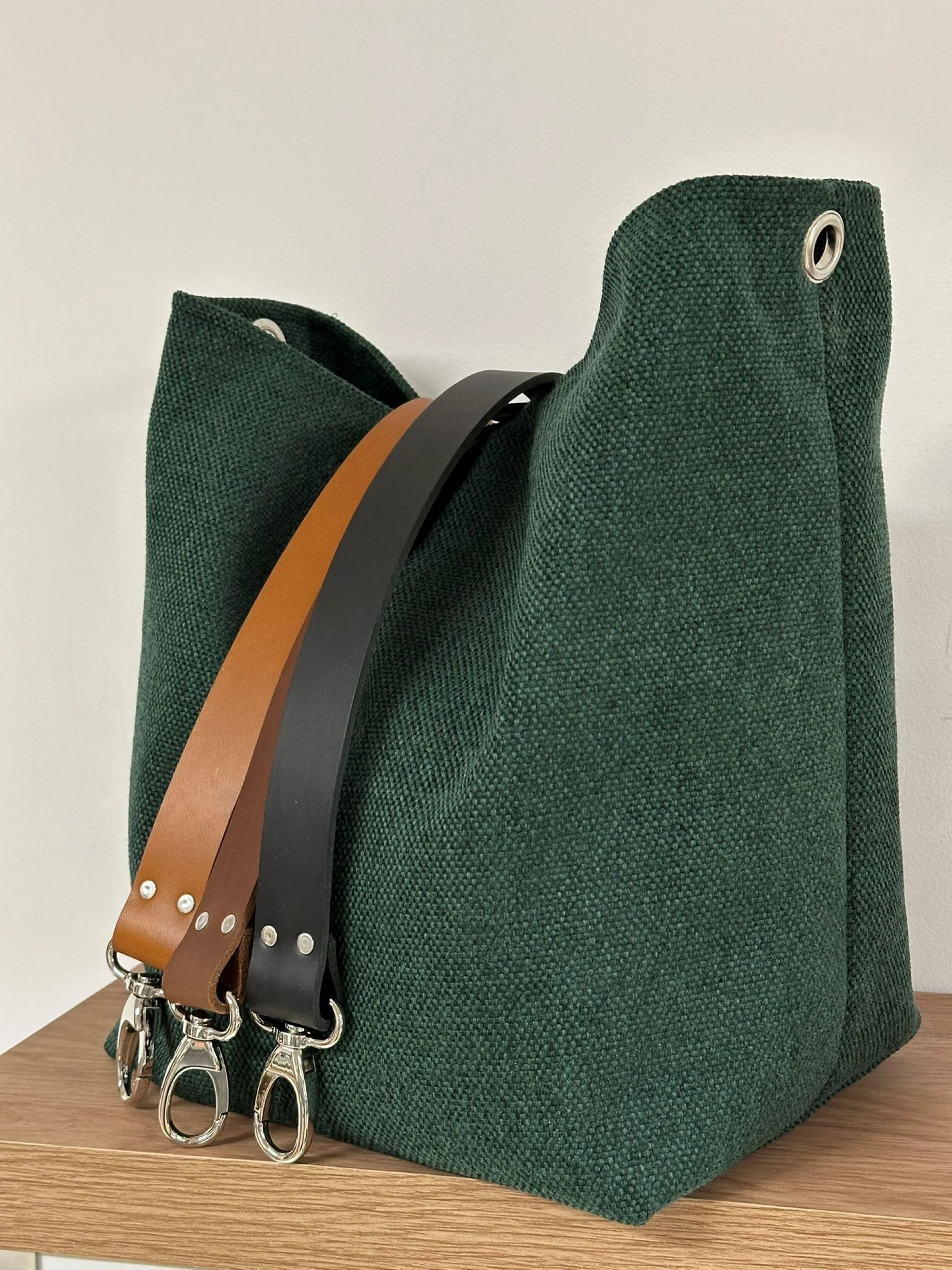Les trois couleurs de cuir du sac hobo en toile vert forêt et son anse en cuir .