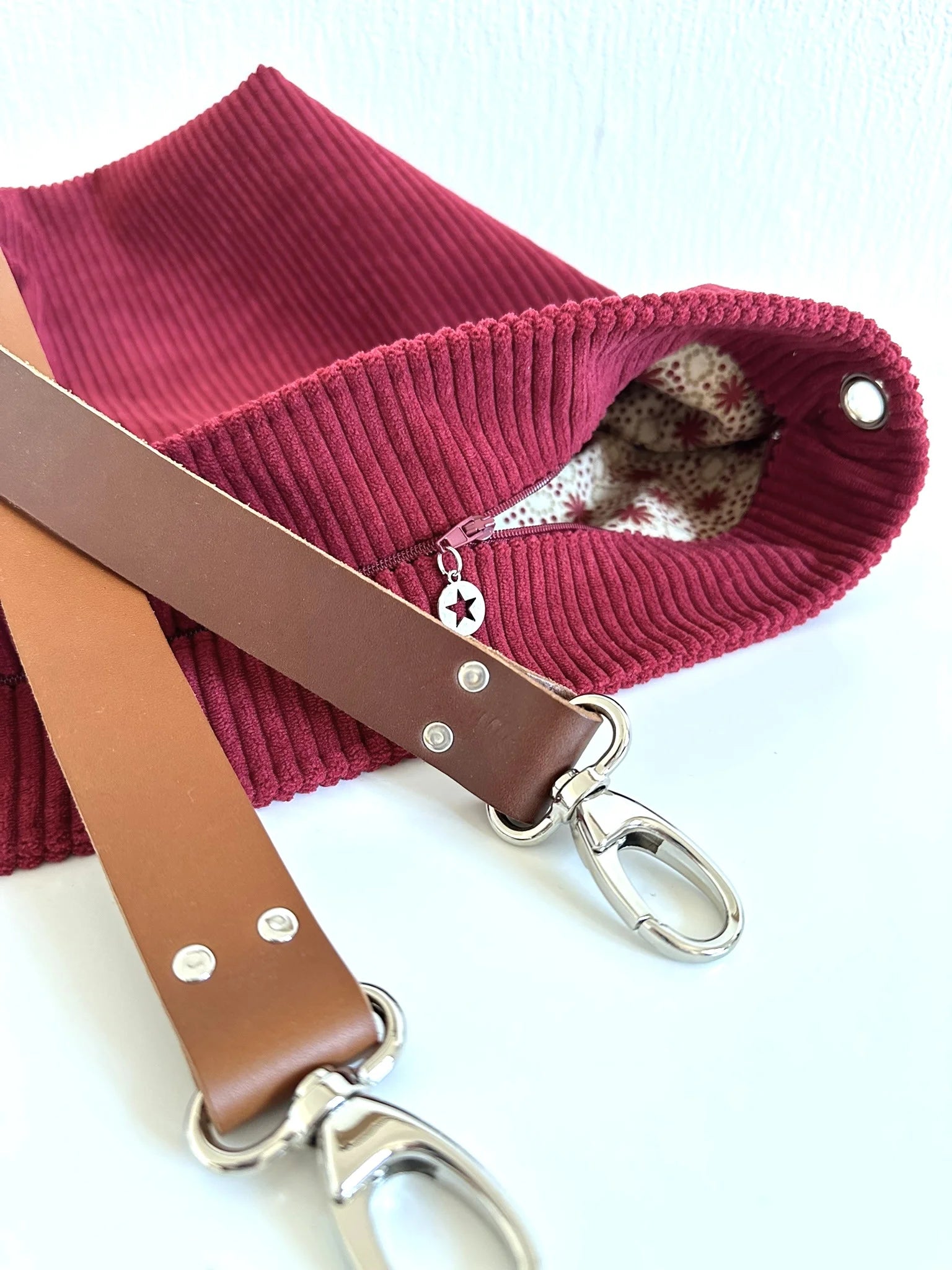 le sac Hobo en velours cotelé bordeaux avec fermeture éclair.