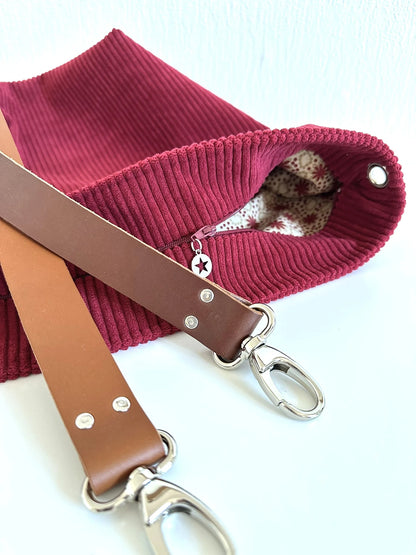 le sac Hobo en velours cotelé bordeaux avec fermeture éclair.