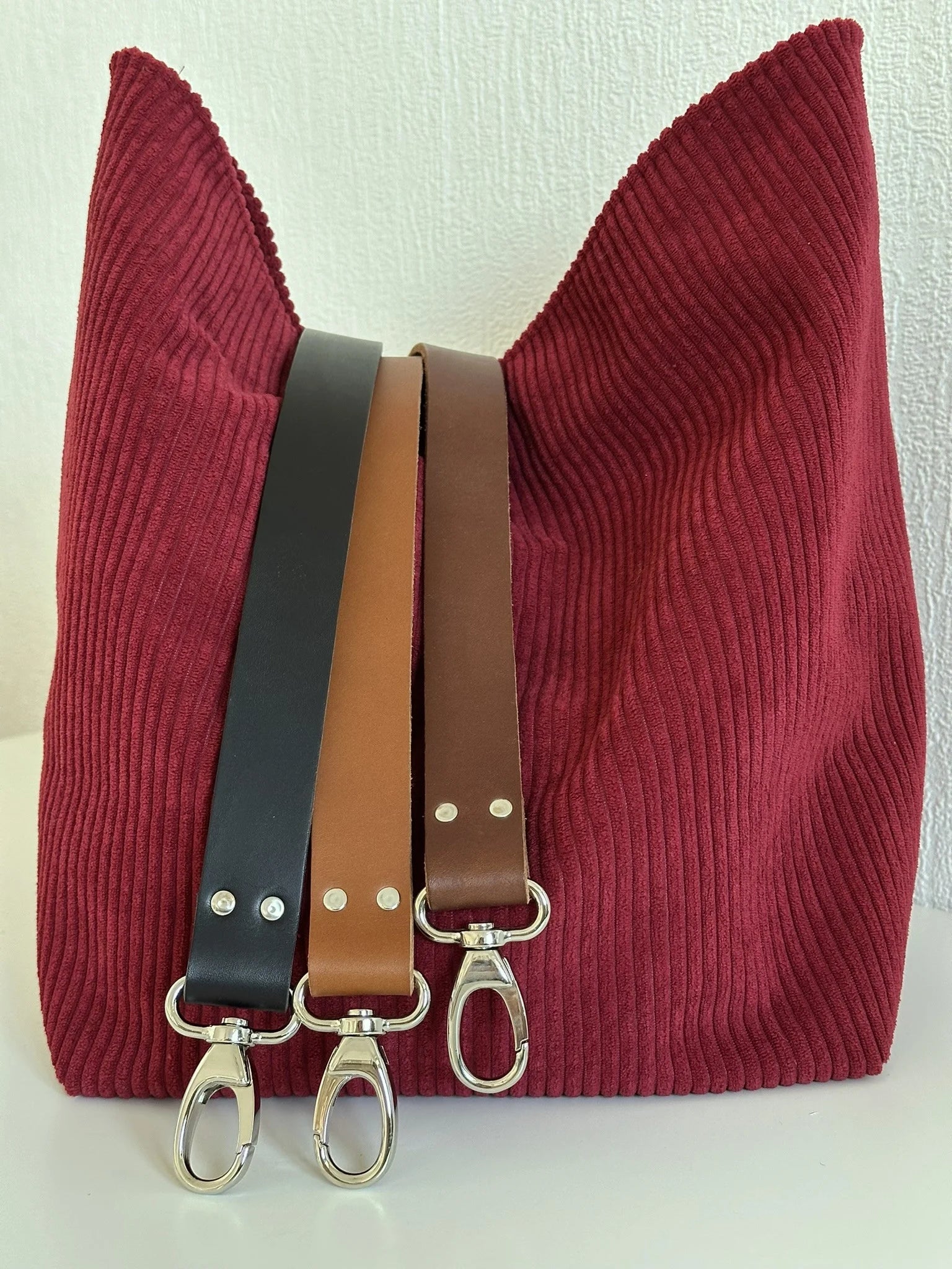 Le sac Hobo en velours cotelé bordeaux, et les 3 anses en cuir proposées.