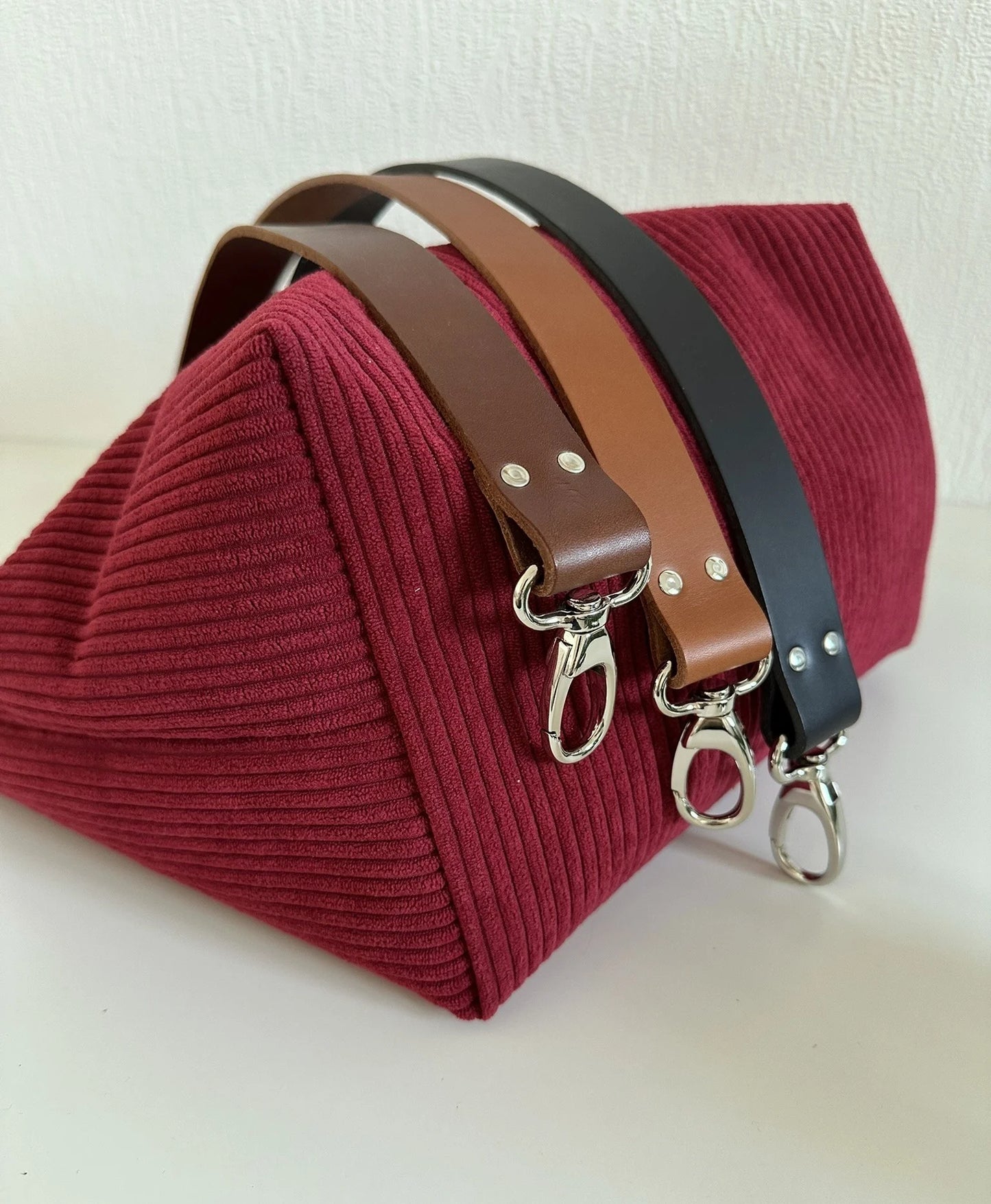 Le fond du sac Hobo en velours cotelé bordeaux.