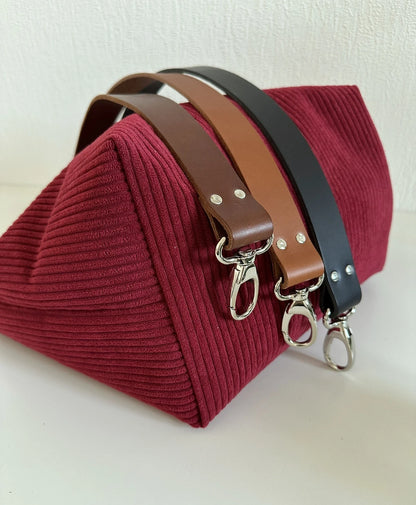 Le fond du sac Hobo en velours cotelé bordeaux.