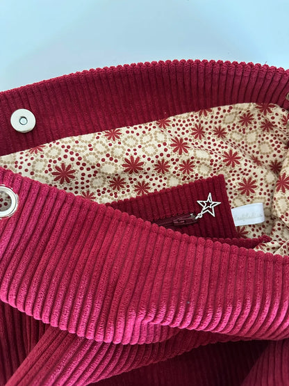 La poche intérieure zippée du sac Hobo en velours cotelé bordeaux.