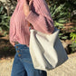 Le sac Hobo en velours côtelé ivoire et anse en cuir marron