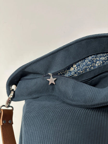 Exemple de sac hobo avec fermeture éclair, ici présenté en velours cotelé bleu canard.