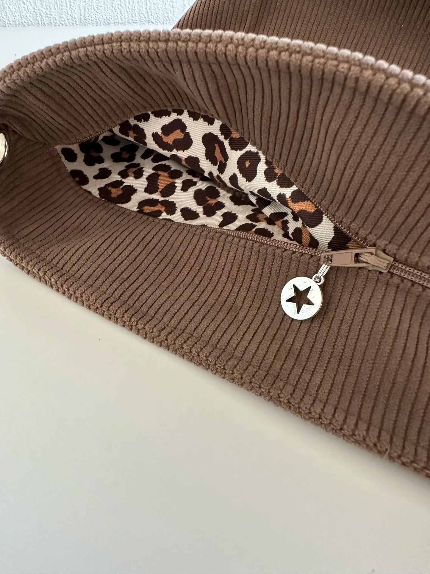 Le sac Hobo en velours cotelé marron chamois avec fermeture éclair.