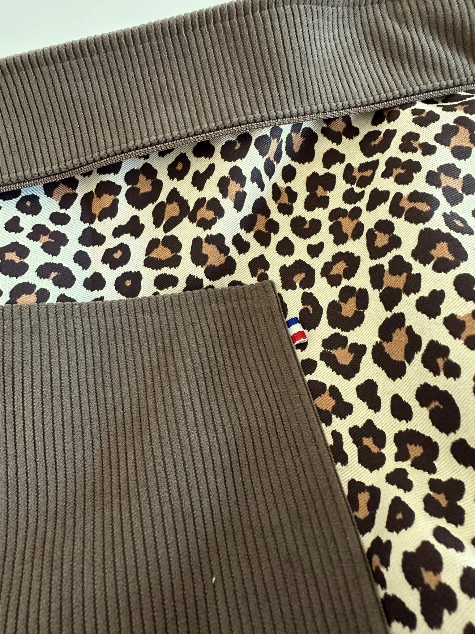 la poche plaquée intérieure du sac Hobo en velours cotelé marron chamois .