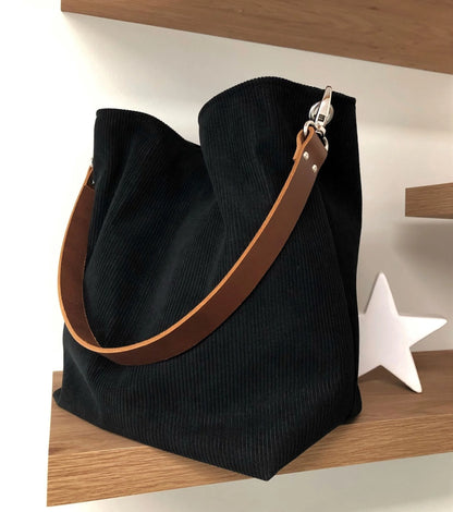 le sac hobo Lesfilsdisa en velours cotelé noir avec une anse cuir marron