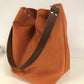 Le sac hobo Lesfilsdisa en velours côtelé orange et son anse en cuir marron amovible