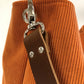 L'anse en cuir marron amovible du sac Hobo Lesfilsdisa en velours côtelé orange