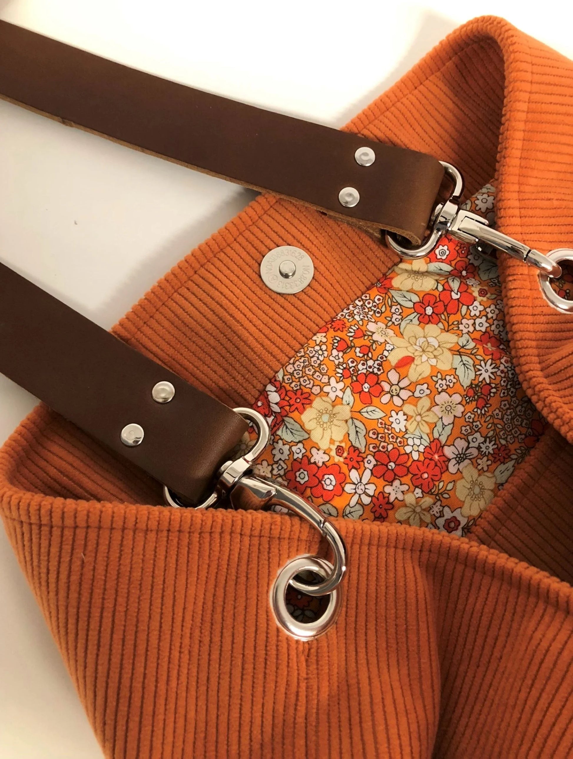 Vue de détail de l'intérieur du sac hobo Lesfilsdisa en velours côtelé orange et son anse en cuir marron amovible