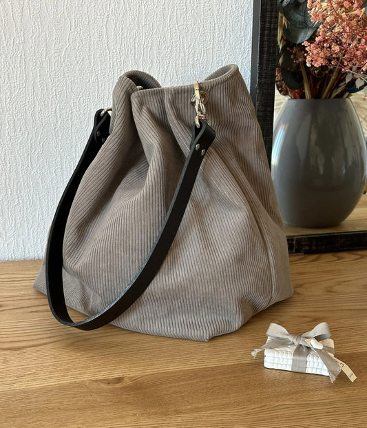 Le sac Hobo en velours cotelé taupe.