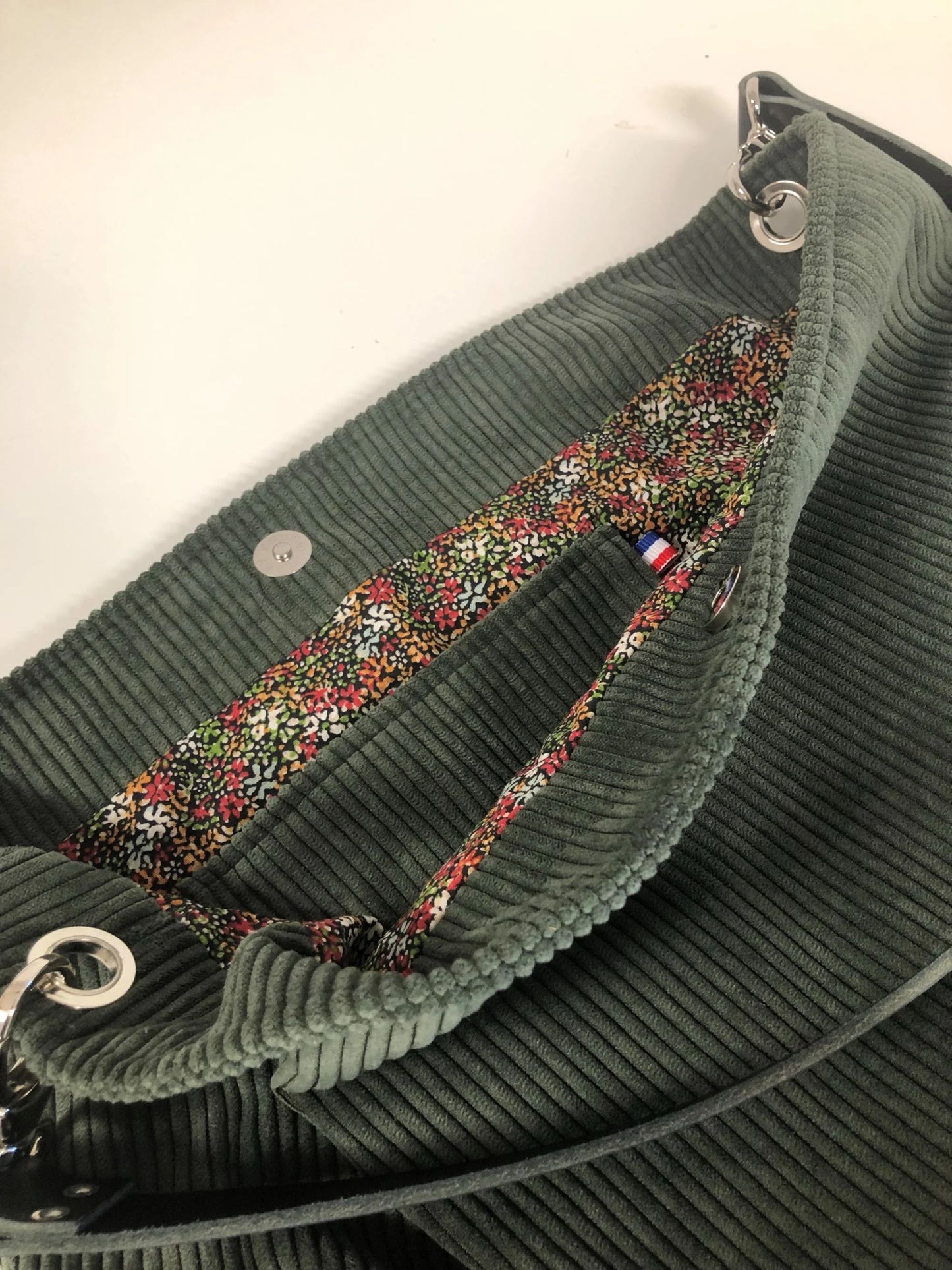 La poche intérieure plaquée du sac hobo en velours cotelé vert kaki.