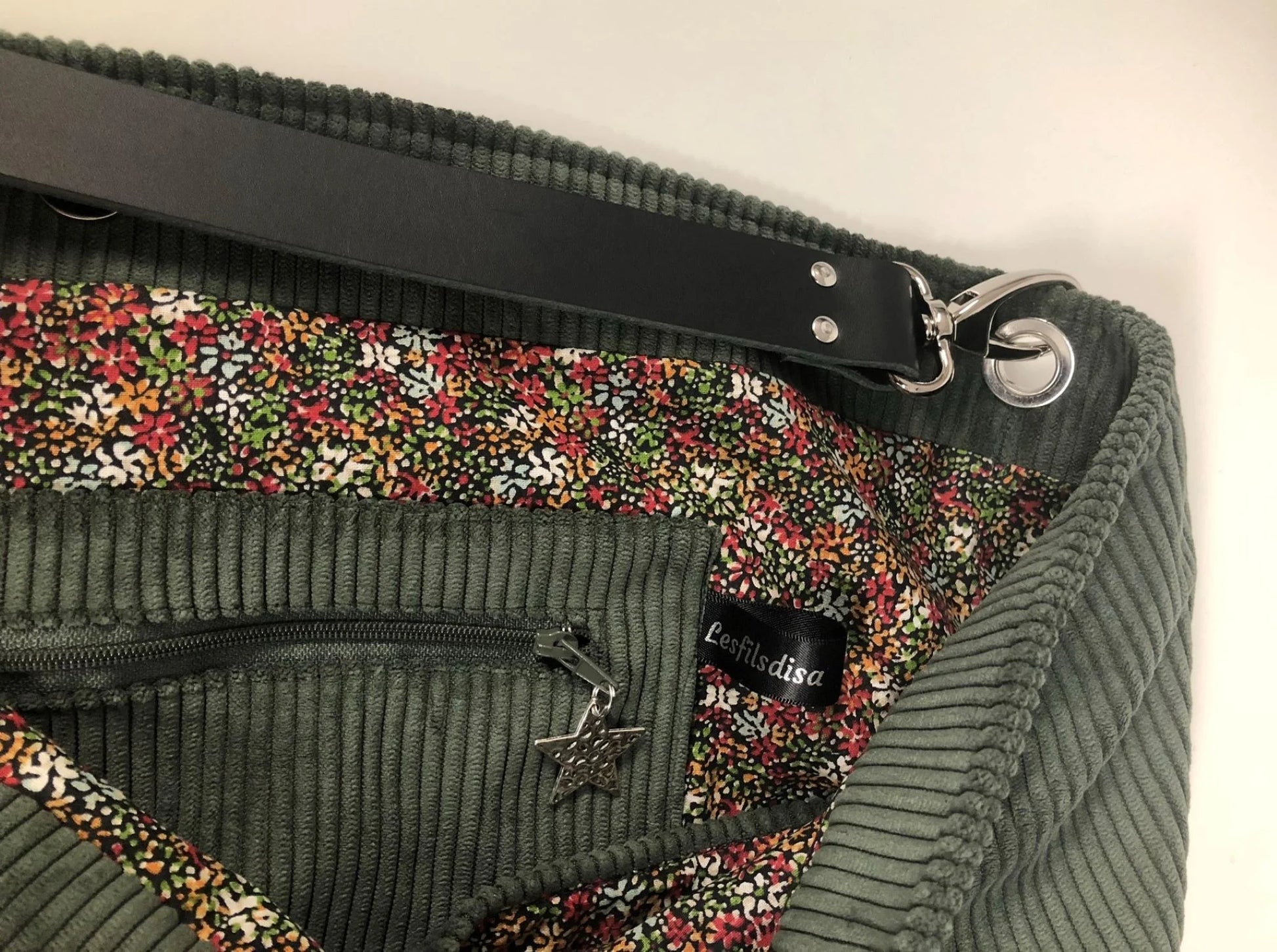 La poche intérieure zippée du sac hobo en velours cotelé vert kaki.