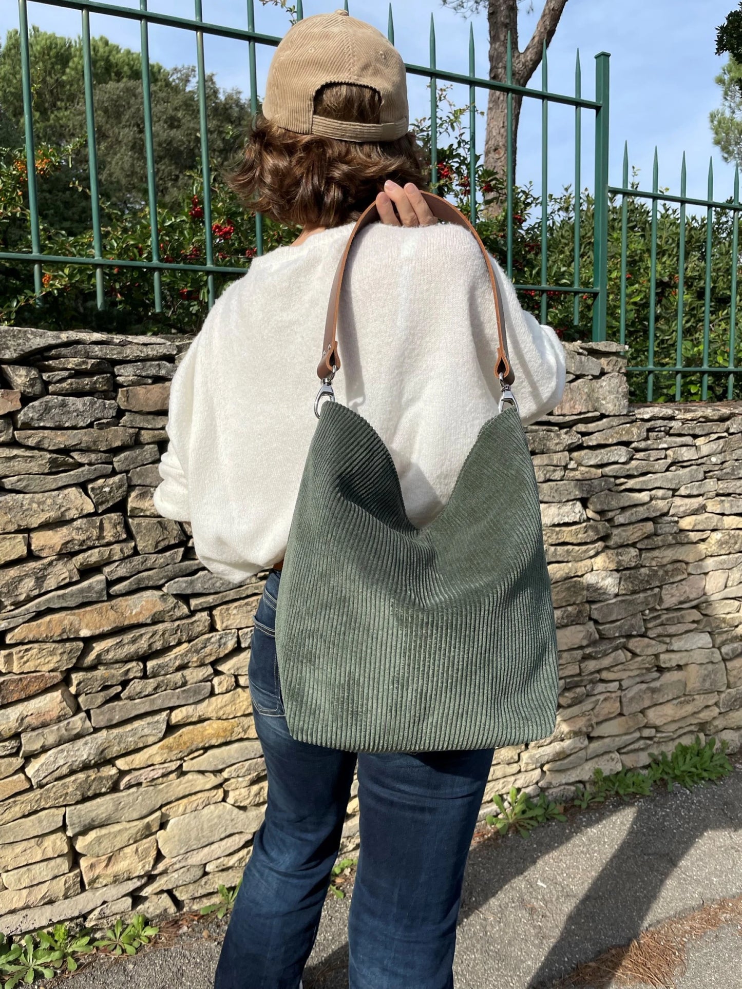 le sac hobo Lesfilsdisa en velours côtelé vert kaki porté à l'épaule