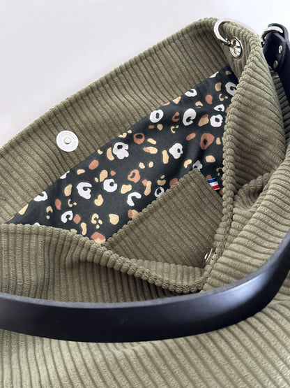 La deuxième poche intérieure du sac Hobo en velours cotelé vert armée.