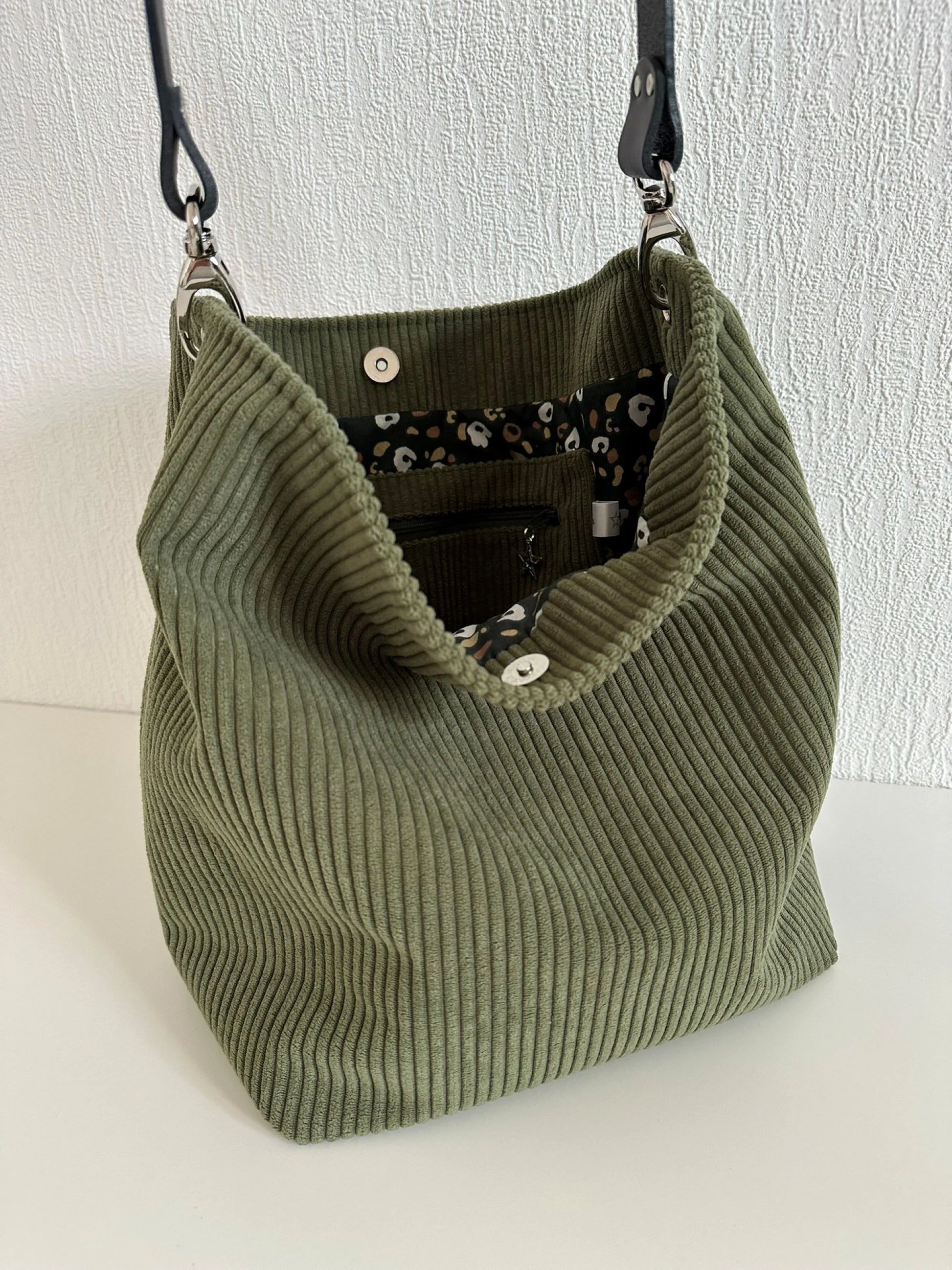 Aperçu de l'intérieur du sac Hobo en velours cotelé vert armée.
