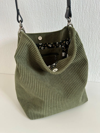 Aperçu de l'intérieur du sac Hobo en velours cotelé vert armée.