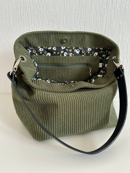 La doublure intérieure du sac Hobo en velours cotelé vert armée.