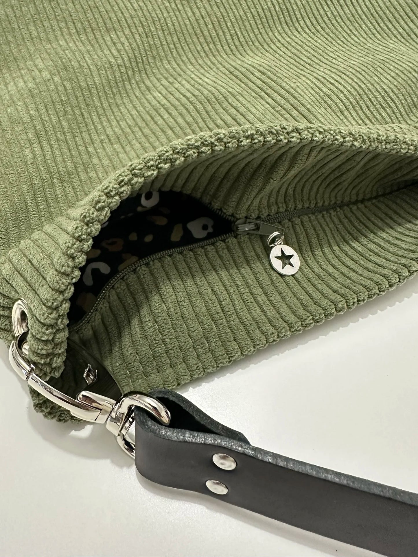 Le sac Hobo en velours cotelé vert armée avec fermeture éclair.