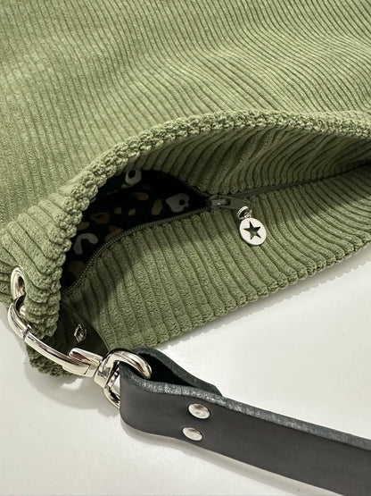 Le sac Hobo en velours cotelé vert armée avec fermeture éclair.