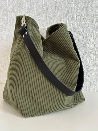 Le sac Hobo en velours cotelé vert armée.
