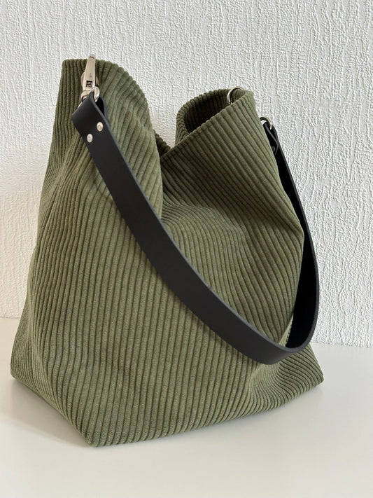 Le sac Hobo en velours cotelé vert armée.