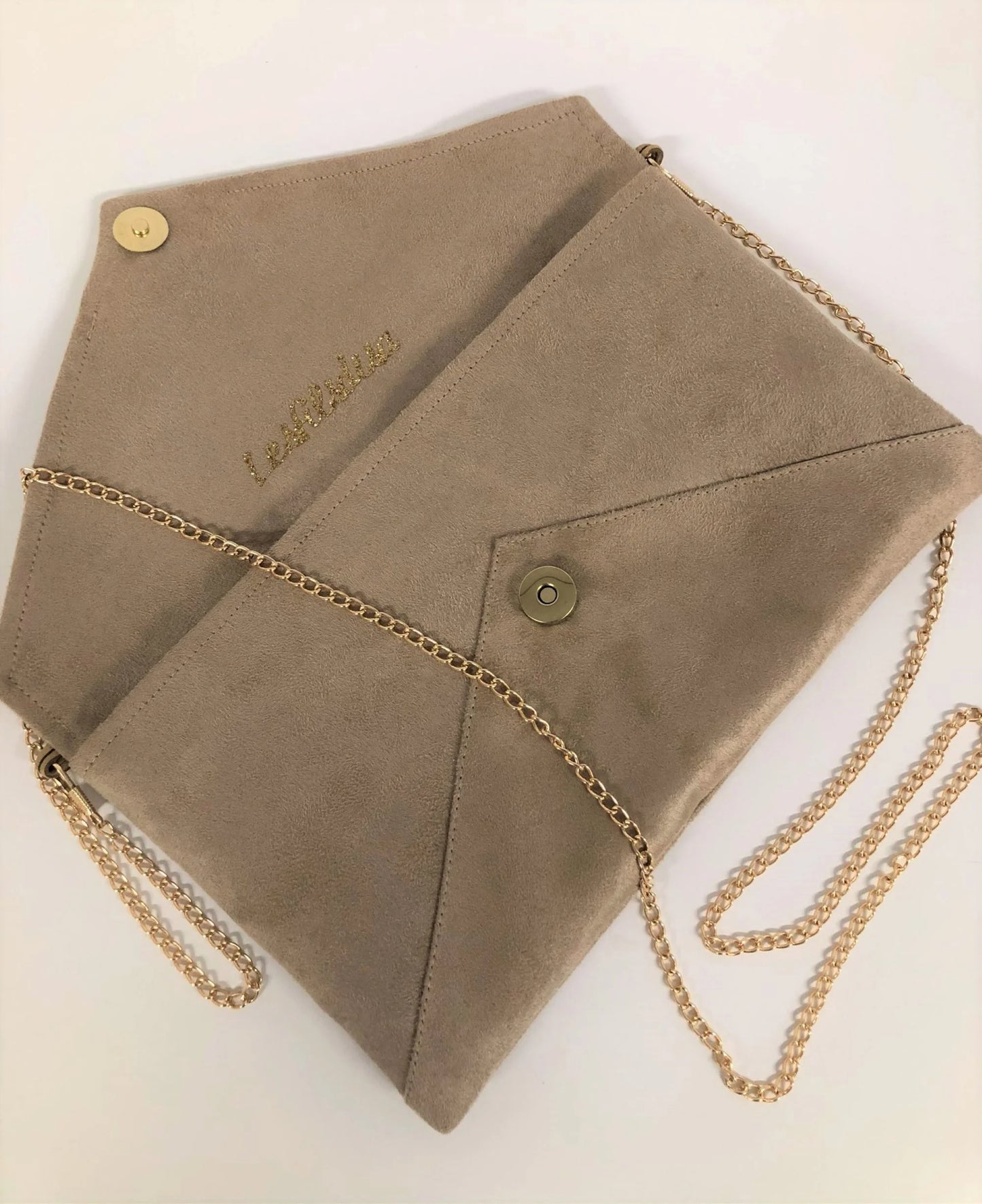 Le sac pochette Isa beige à paillettes dorées, avec chainette dorée, ouvert.