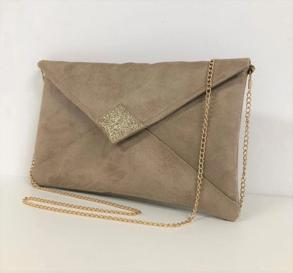 Le sac pochette Isa beige à paillettes dorées, avec chainette amovible, vue de face.