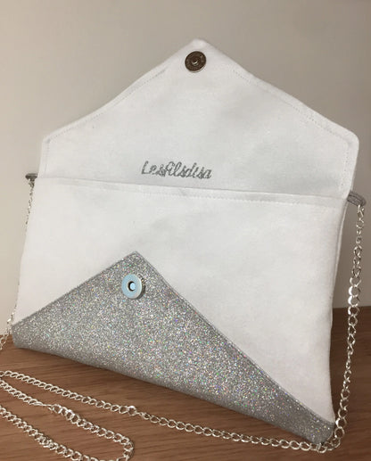 Le sac pochette Isa blanc à paillettes argentées avec chainette amovible, ouvert.