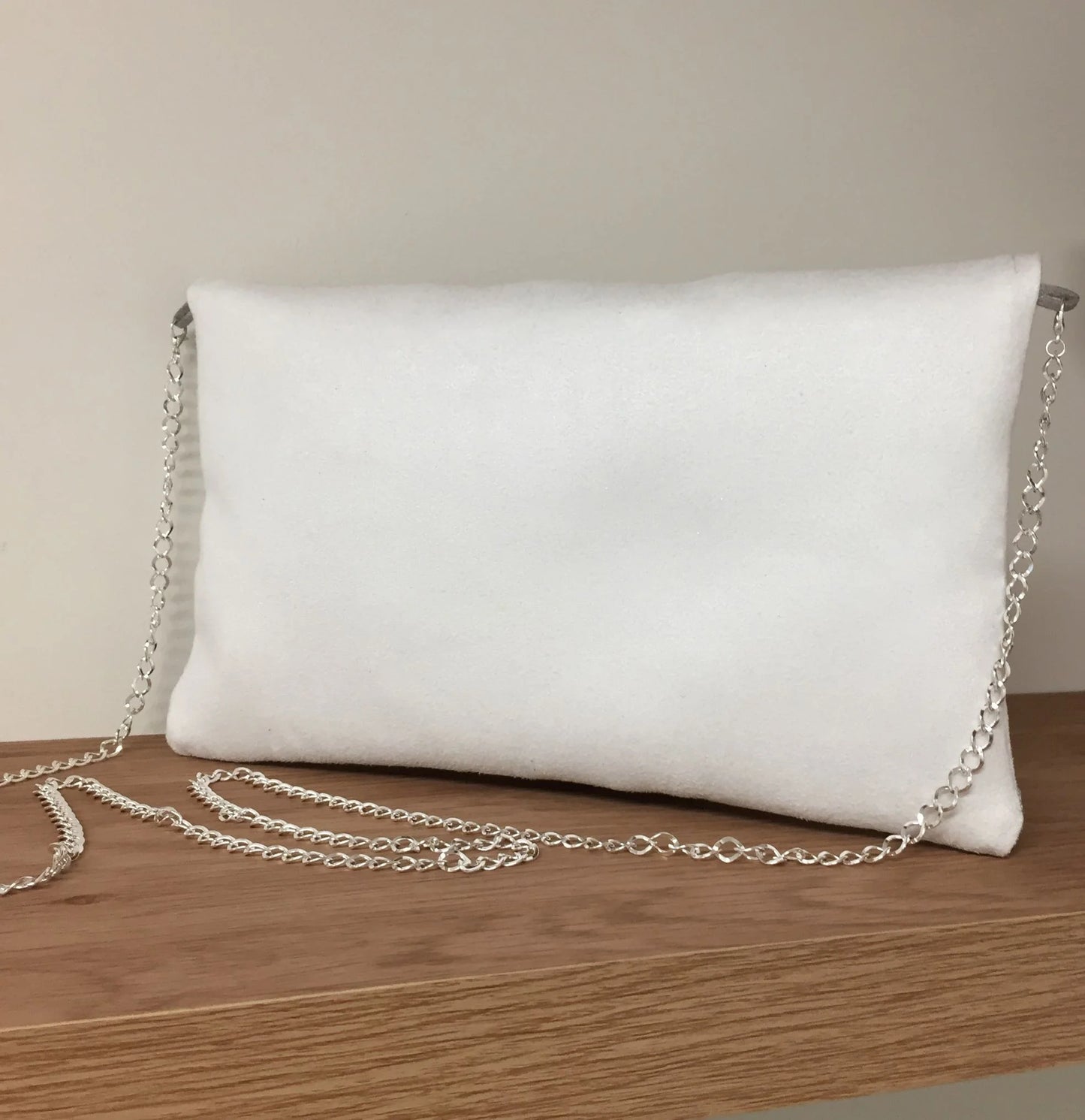 Vue de dos du sac pochette Isa blanc à paillettes argentées avec chainette amovible