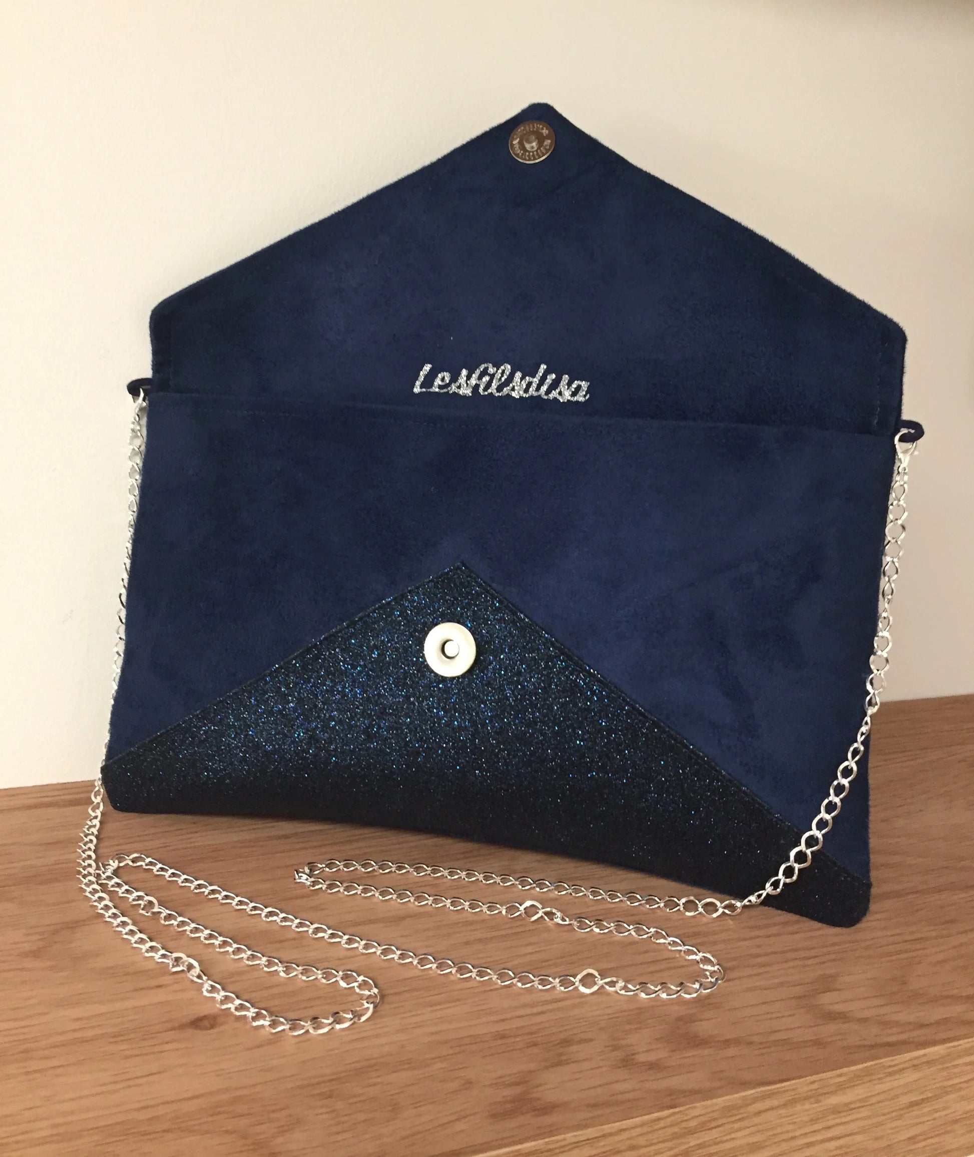 le sac pochette Isa bleu marine à paillettes, ouvert, avec chainette amovible