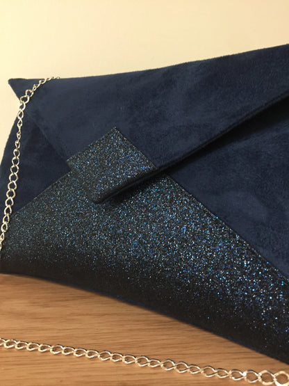 Vue détaillée du sac pochette Isa bleu marine à paillettes, avec chainette amovible