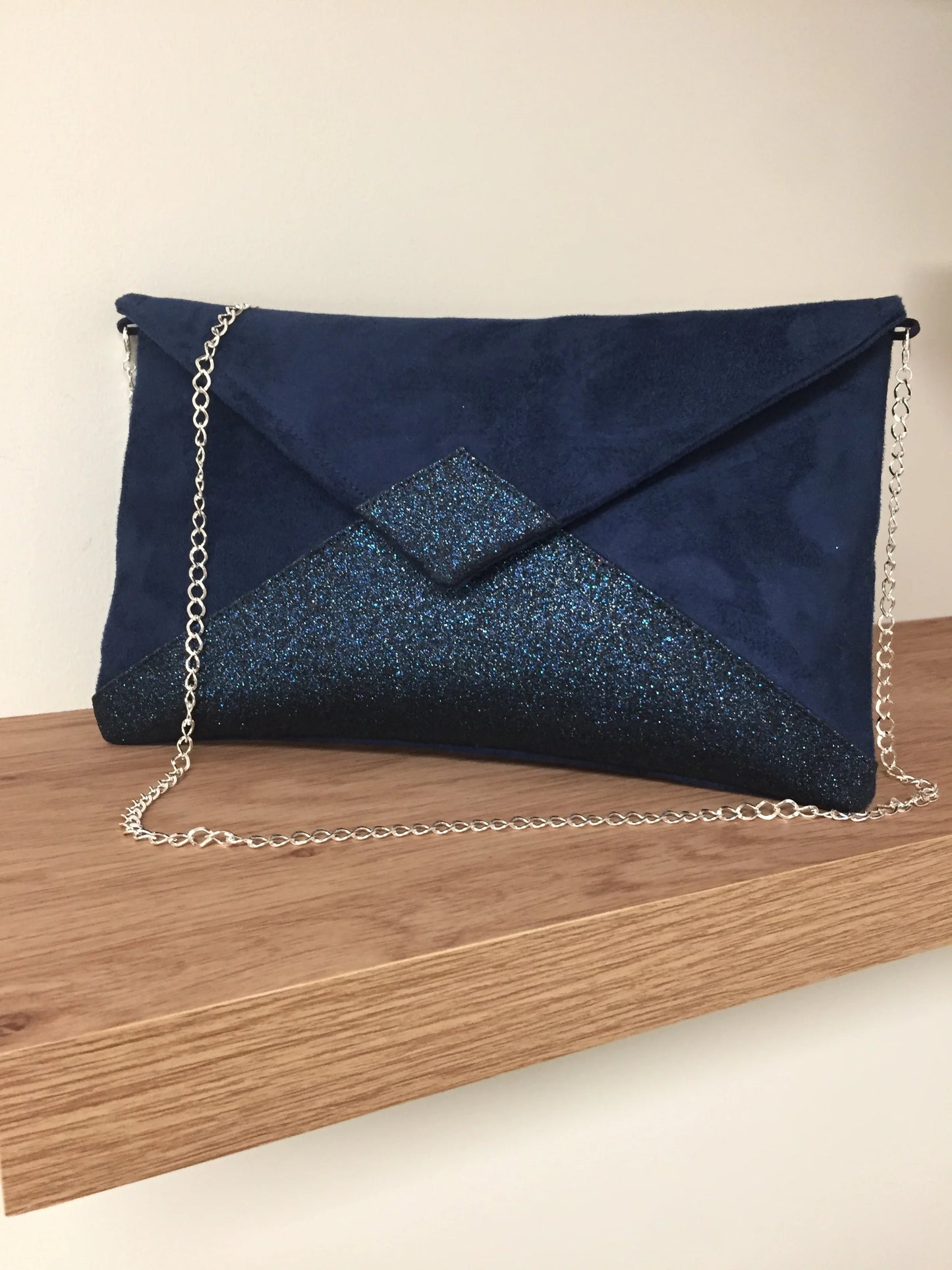le sac pochette Isa bleu marine à paillettes, avec chainette amovible