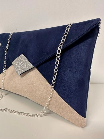 Vue détaillée du sac pochette Isa bleu marine et beige nude à paillettes argentées avec sa chainette amovible.