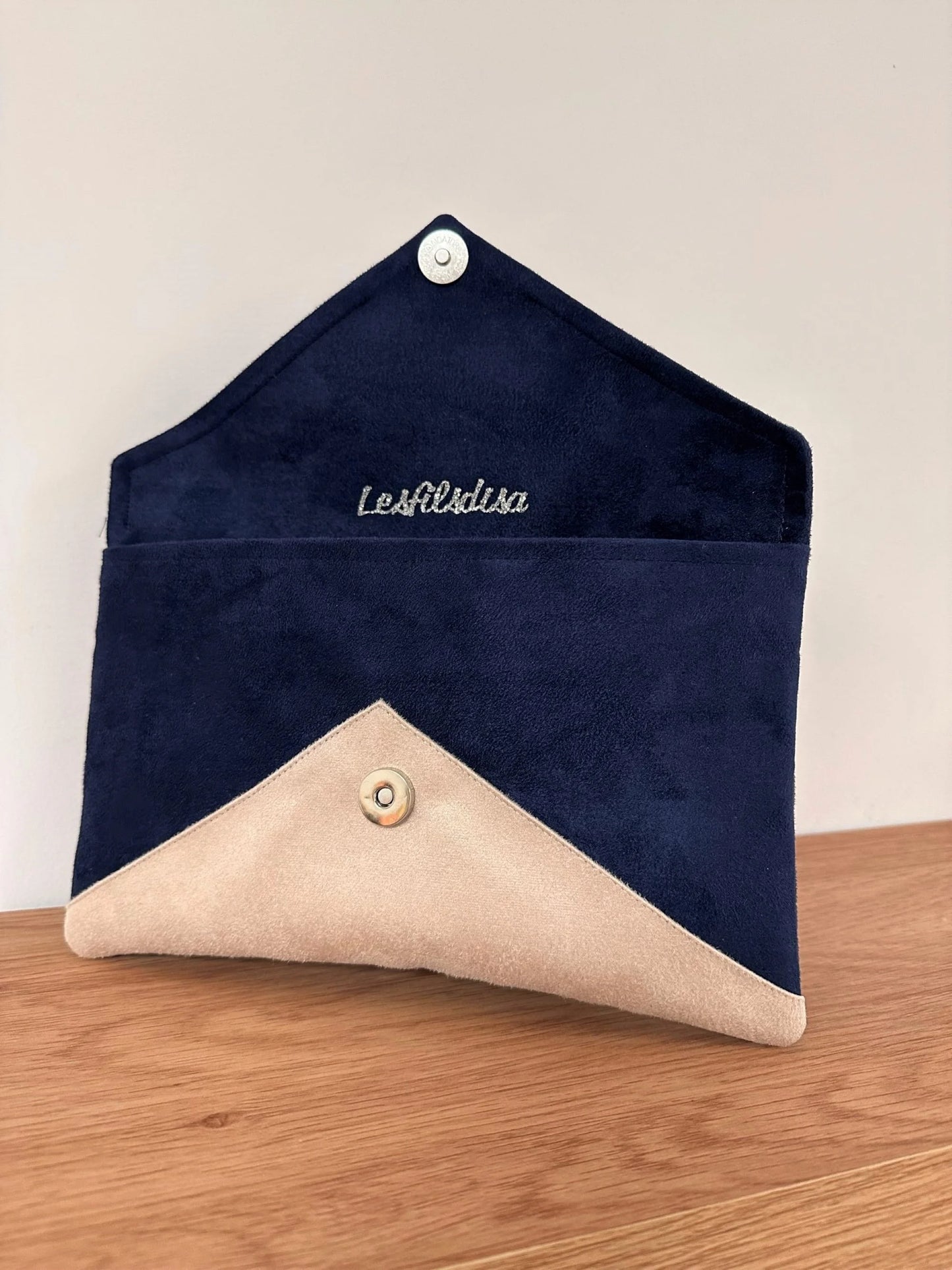 Le sac pochette Isa bleu marine et beige nude à paillettes argentées ouvert.