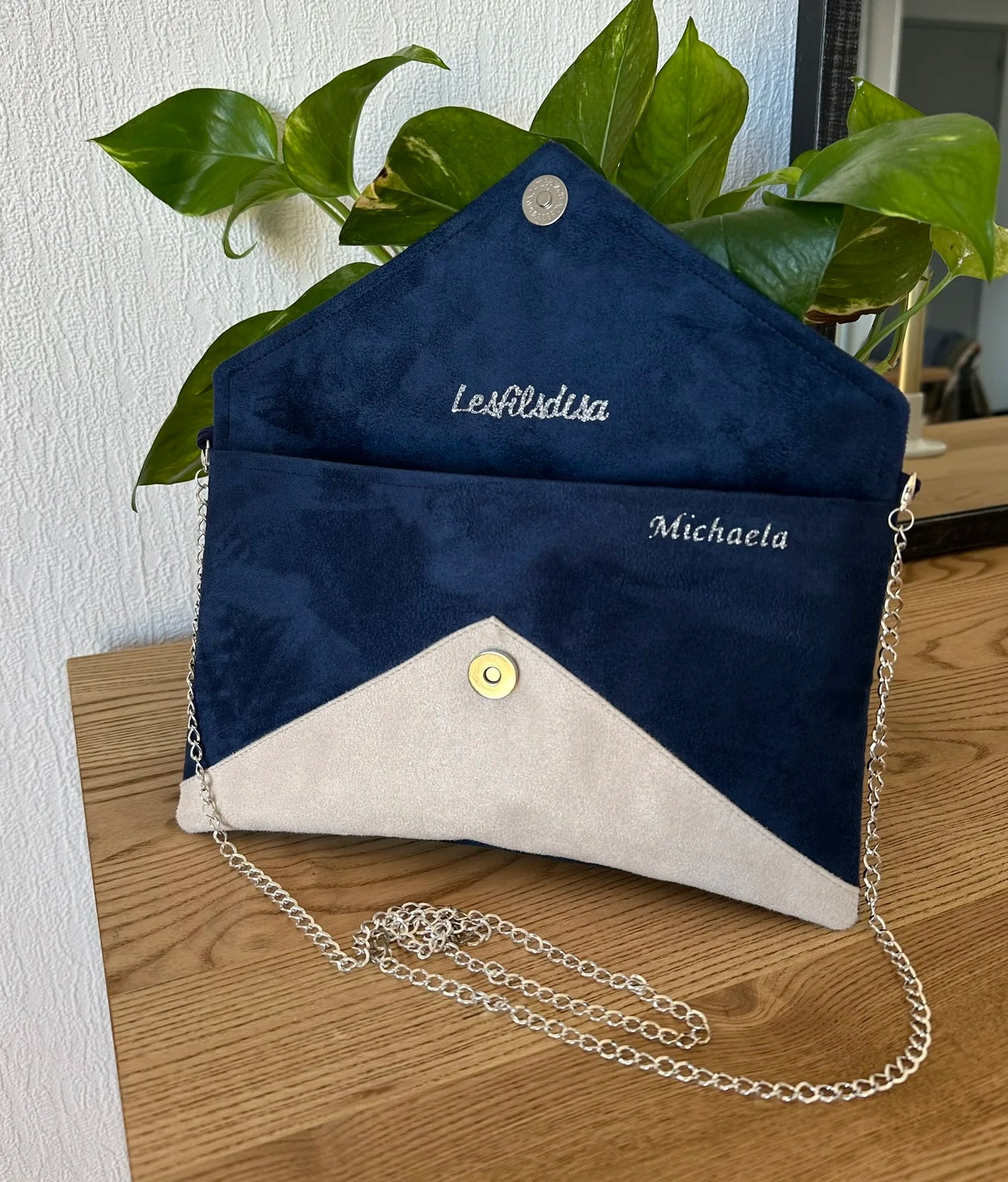 Exemple de personnalisation du sac pochette Isa bleu marine et beige nude à paillettes argentées .