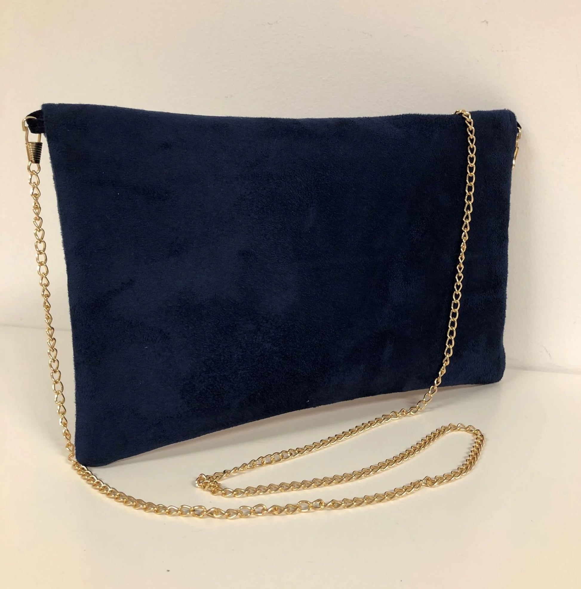 Le sac pochette Isa bleu marine et beige nude à paillettes dorées, vue de dos.