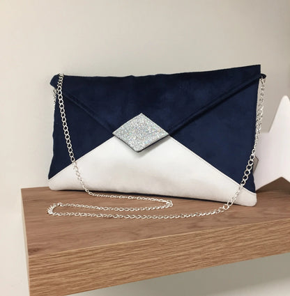 Le sac pochette Isa bleu marine et blanc à paillettes argentées, avec chainette amovible, face avant.