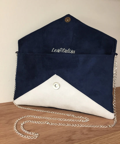 Le sac pochette Isa bleu marine et blanc à paillettes argentées, ouvert.
