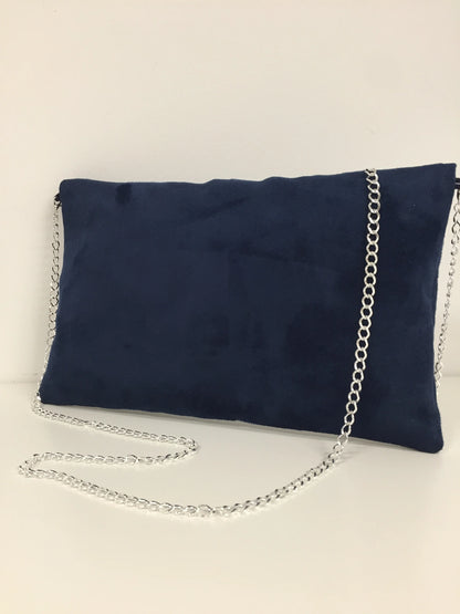 Le sac pochette Isa bleu marine et blanc à paillettes argentées, avec chainette amovible, vue de dos.