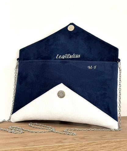 Exemple de personnalisation avec initiales à l'intérieur du sac pochette Isa bleu marine et blanc à paillettes argentées.