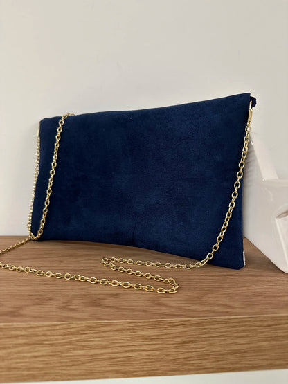 Le sac pochette Isa bleu marine et blanc à paillettes dorées, vue de dos.