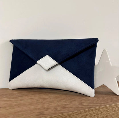 Le sac pochette Isa bleu marine et blanc sans paillettes et sans chainette.