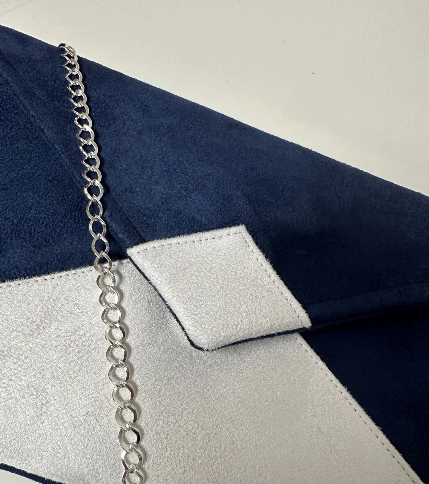 Vue détaillée du sac pochette Isa bleu marine et blanc sans paillettes.